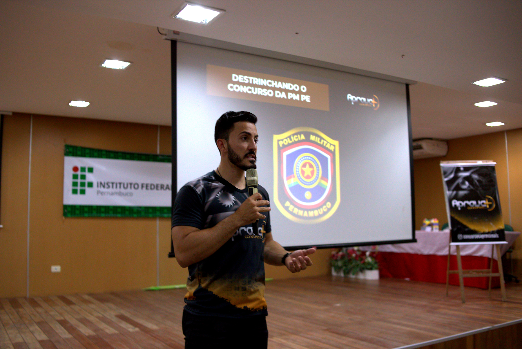 Maurílio Oliveira palestrando sobre o concurso da PM-PE